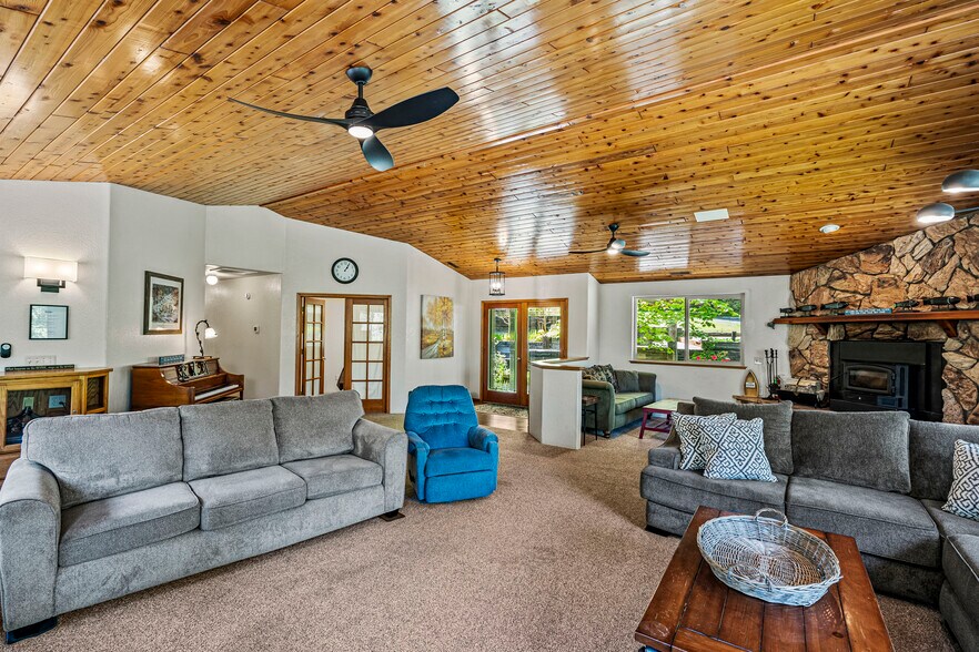 More Photos Of 11744 Galice Rd, Merlin Hotel For Sale