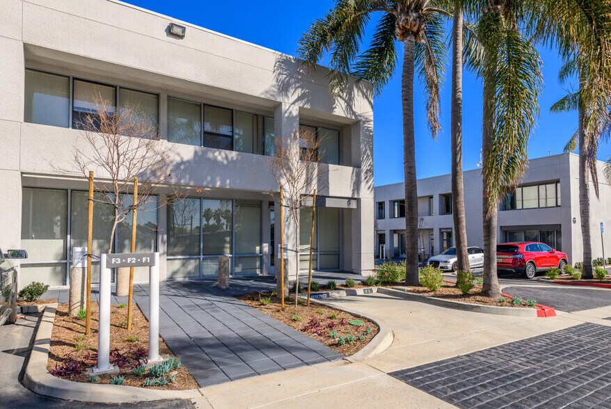 More Photos Of 711 W 17th St, Costa Mesa Light Manufacturing For Sale