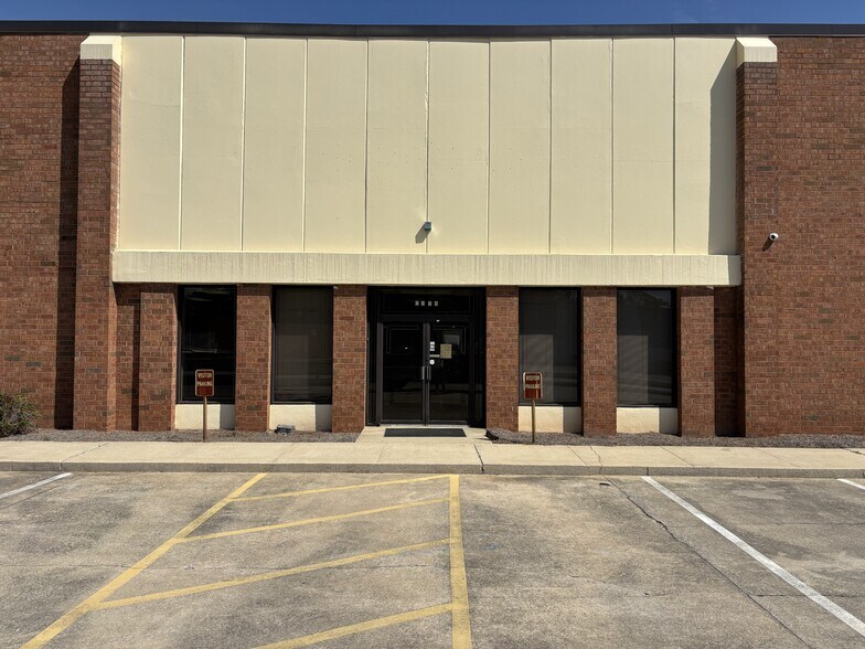 More Photos Of 2530 Lantrac Ct, Decatur Warehouse For Lease