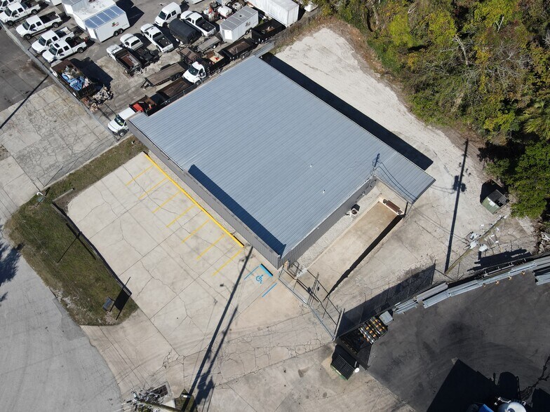 More Photos Of 735 Commerce Cir, Longwood Warehouse For Lease