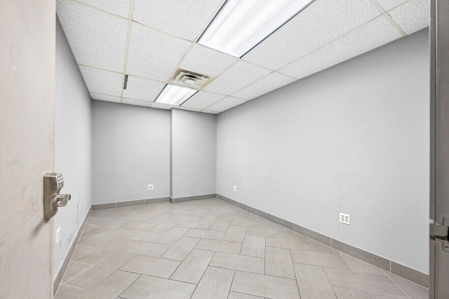 More Photos Of 2727 S Beech Daly Rd, Dearborn Heights Warehouse For Lease