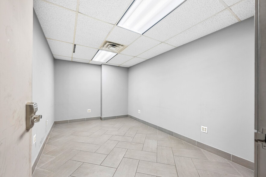 More Photos Of 2727 S Beech Daly Rd, Dearborn Heights Warehouse For Sale