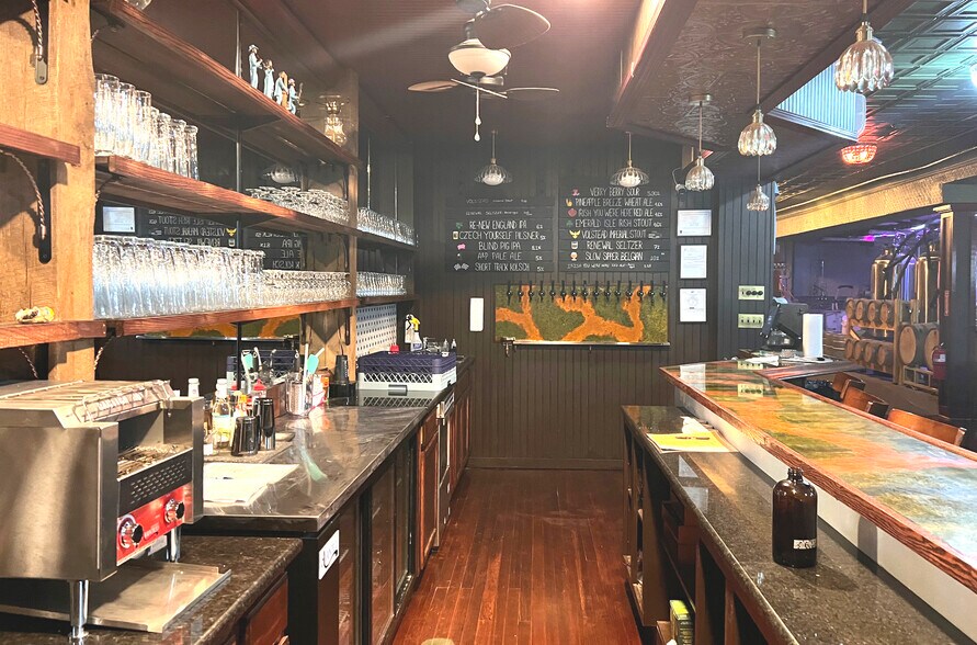 More Photos Of 32 Franklin St, Martinsville Storefront For Sale