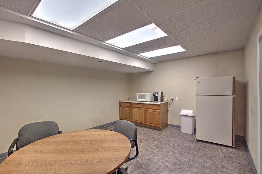 More Photos Of 225 West St, Evanston Light Manufacturing For Sale