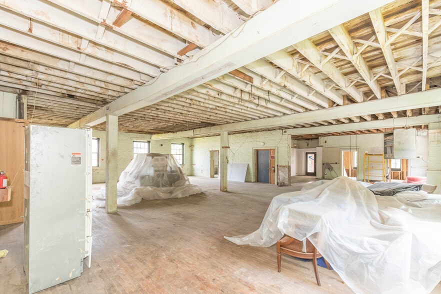 More Photos Of 1340 W Main St, Wytheville Loft Creative Space For Sale