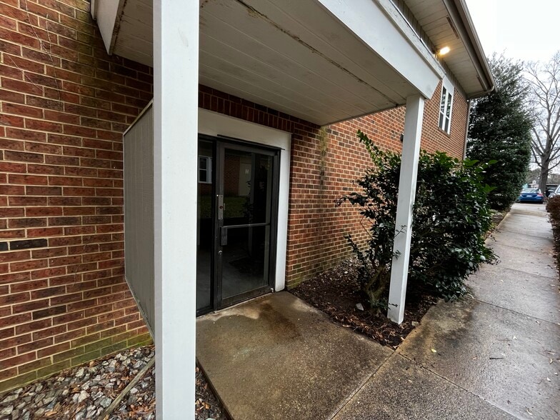More Photos Of 6714 Patterson Ave, Richmond Office For Lease