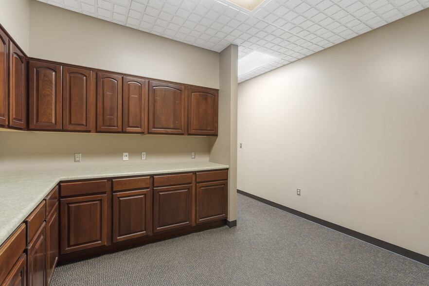 More Photos Of 909 E Republic Rd, Springfield Office For Lease