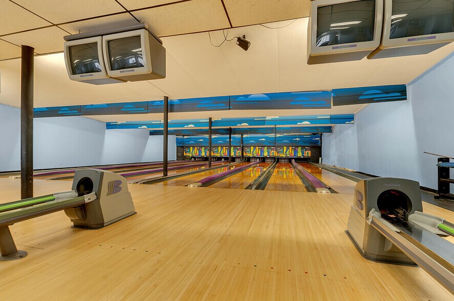More Photos Of 2422-2426 S Park Ave, Buffalo Bowling Alley For Sale