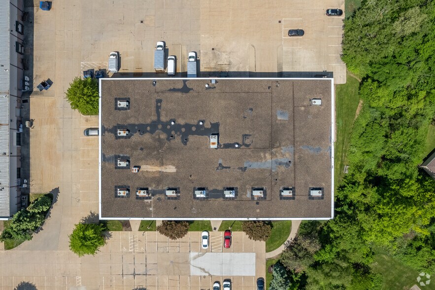 More Photos Of 1505 Corporate Woods Pky, Uniontown Flex For Lease