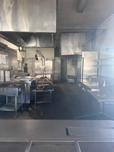 More Photos Of 7601-7617 Vineland Ave, Sun Valley Freestanding For Lease