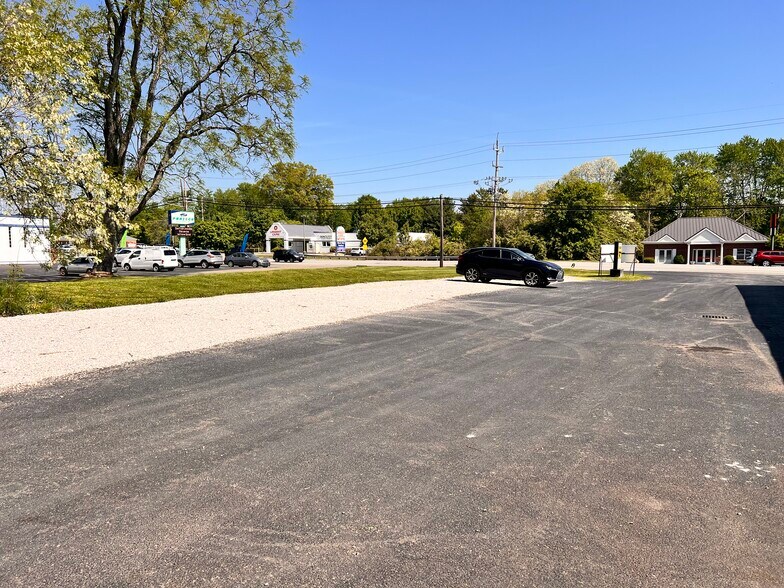 More Photos Of 885 Ohio Pike, Cincinnati Showroom For Lease