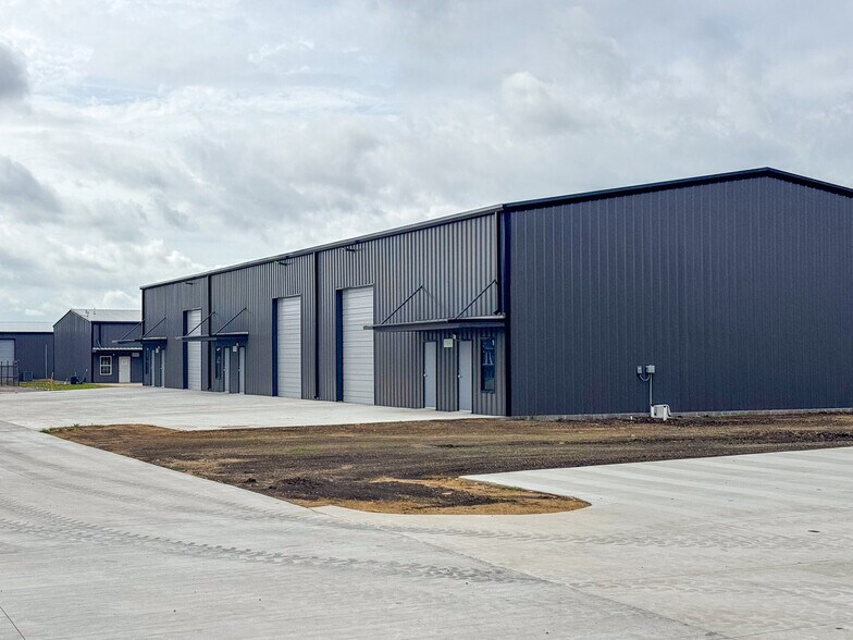 More Photos Of 00 Sales Dr, Waxahachie Warehouse For Lease