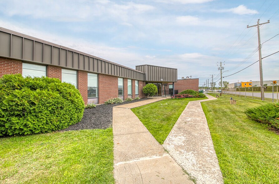 More Photos Of 1265-1325 Rue Industrielle, La Prairie Warehouse For Lease