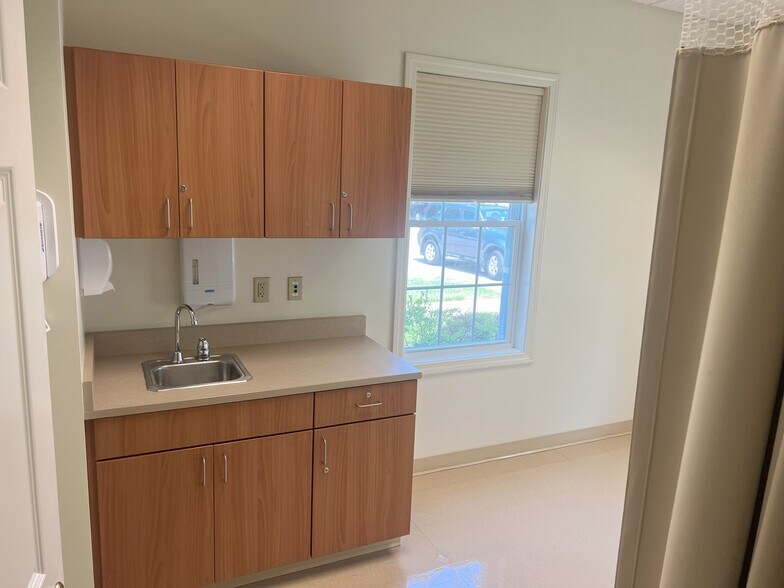 More Photos Of 21 Liberty Dr, Hebron Medical For Sale