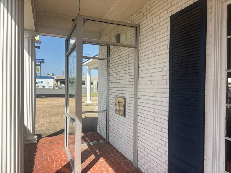 More Photos Of 9361 Mansfield Rd, Shreveport Office For Lease