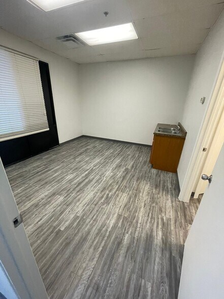 More Photos Of 2517 W McDowell Rd, Phoenix Warehouse For Lease