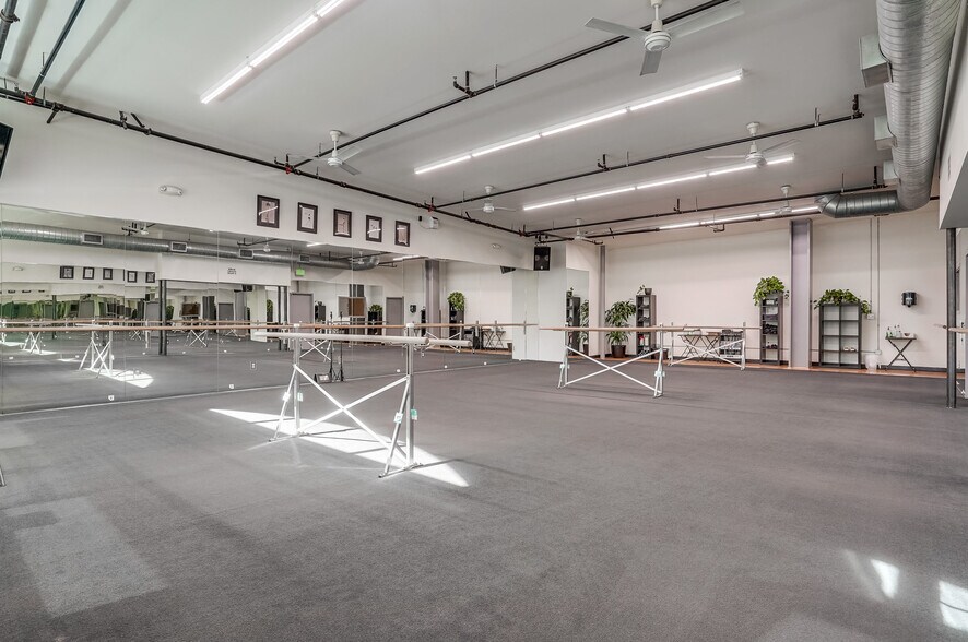 More Photos Of 21747 Erwin St, Woodland Hills Office For Sale