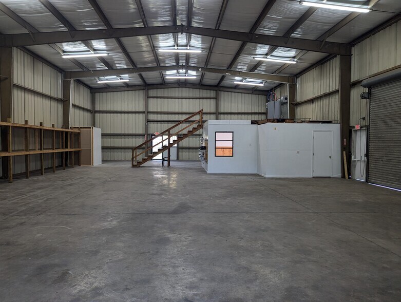 More Photos Of 927 NE 24th Ln, Cape Coral Warehouse For Sale