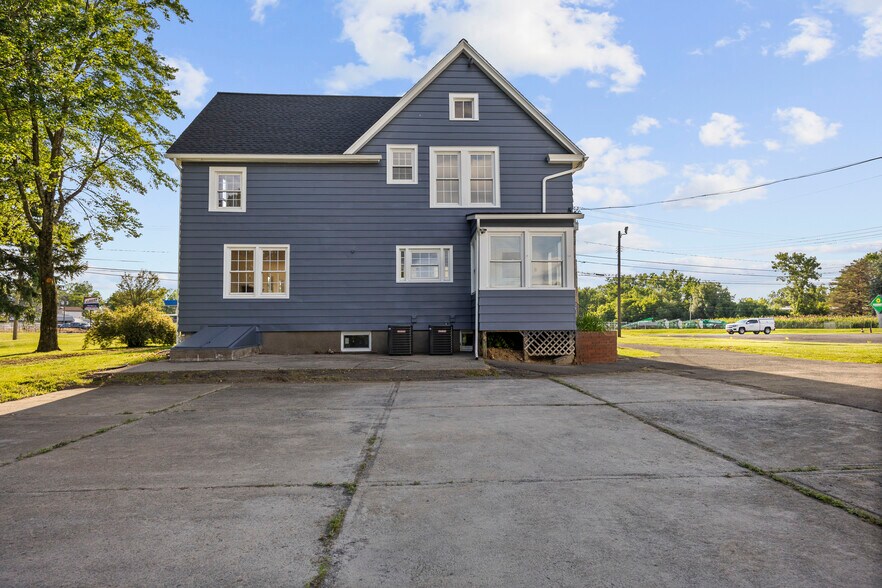 More Photos Of 267 Wolf Rd, Latham Office For Lease