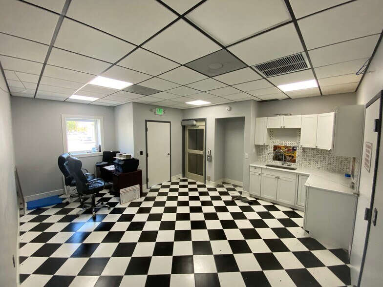 More Photos Of 1092-1086 NE Industrial Blvd, Jensen Beach Light Manufacturing For Sale