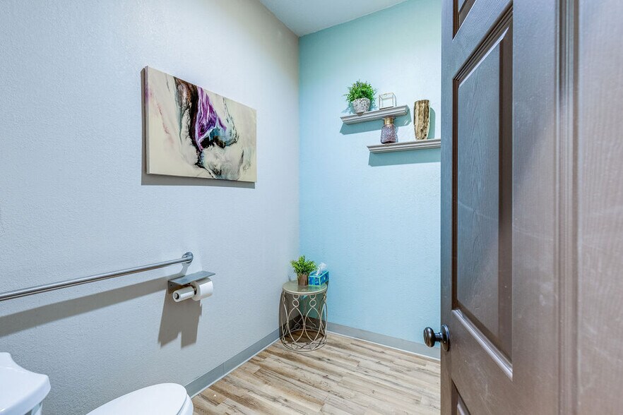 More Photos Of 7917 N May Ave, Oklahoma City Freestanding For Sale