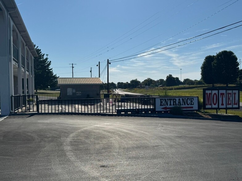 More Photos Of 990 Maple St, Russell Springs Hotel For Sale