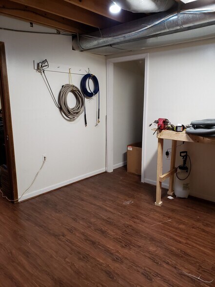 More Photos Of 4926-4950 Eisenhower Ave, Alexandria Light Distribution For Lease