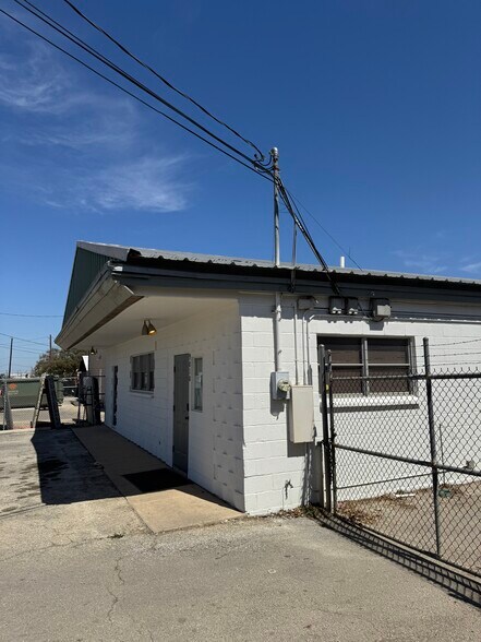 Primary Photo Of 9010 Aero St, San Antonio Light Manufacturing For Sale