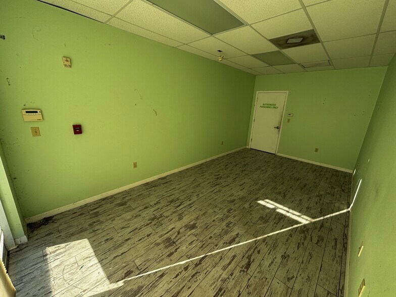 More Photos Of 8281-8297 Blaikie Ct, Sarasota Warehouse For Lease