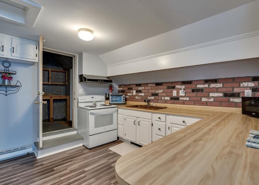 More Photos Of 16 Bethune St, Alexandria Bay Marina For Sale