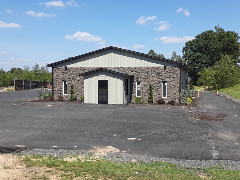 More Photos Of 5 N Conahan Dr, Hazleton Warehouse For Lease