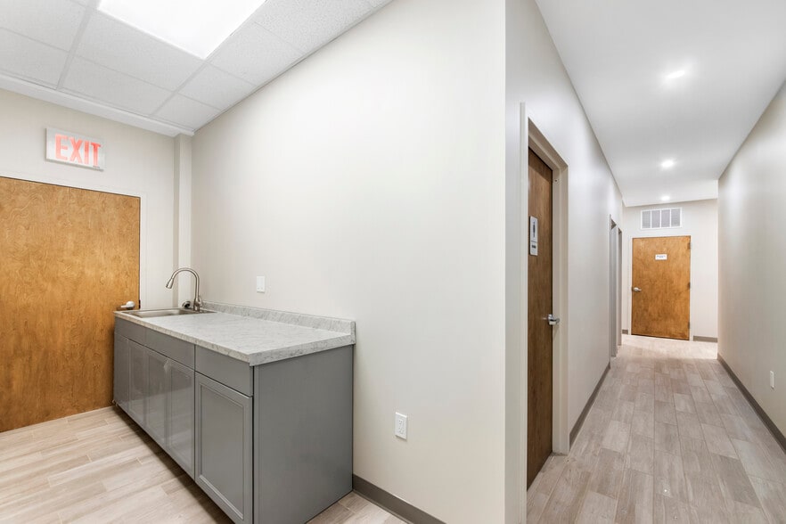 More Photos Of 25 Victory Blvd, Staten Island Office For Lease