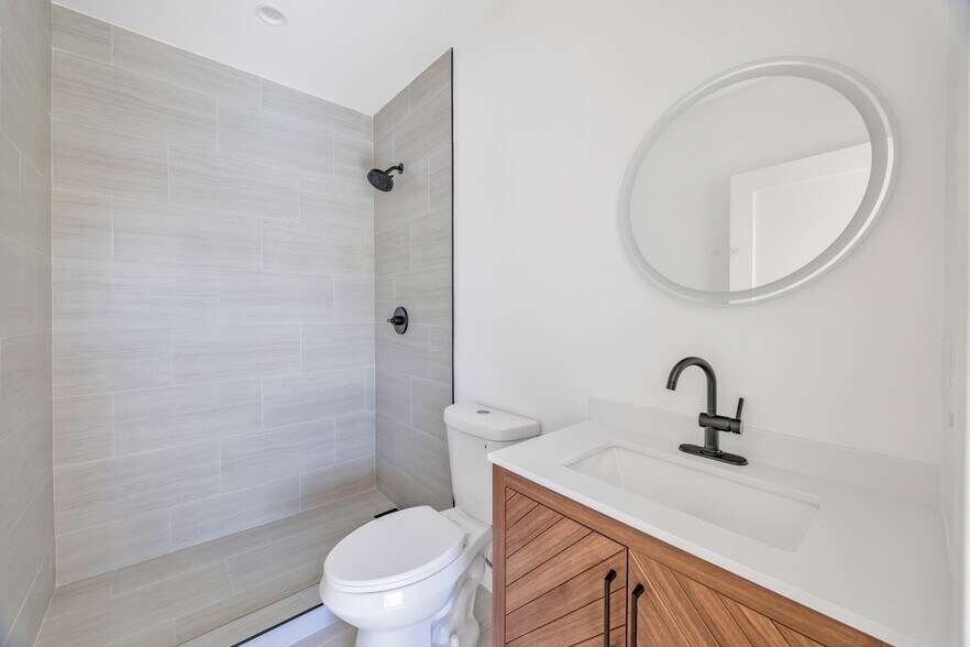 More Photos Of 10905 Dalerose Ave, Inglewood Multifamily For Sale