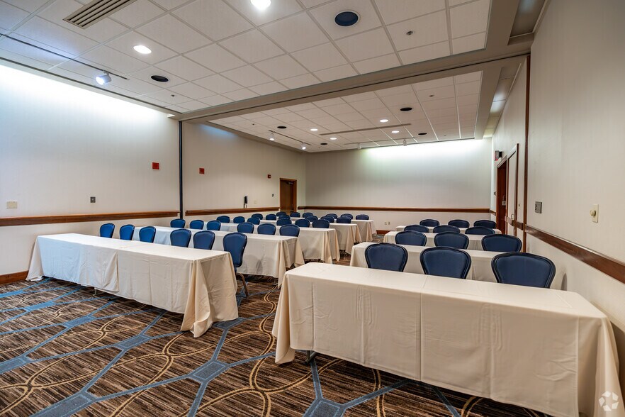 More Photos Of 75 E State St, Columbus Hotel For Sale