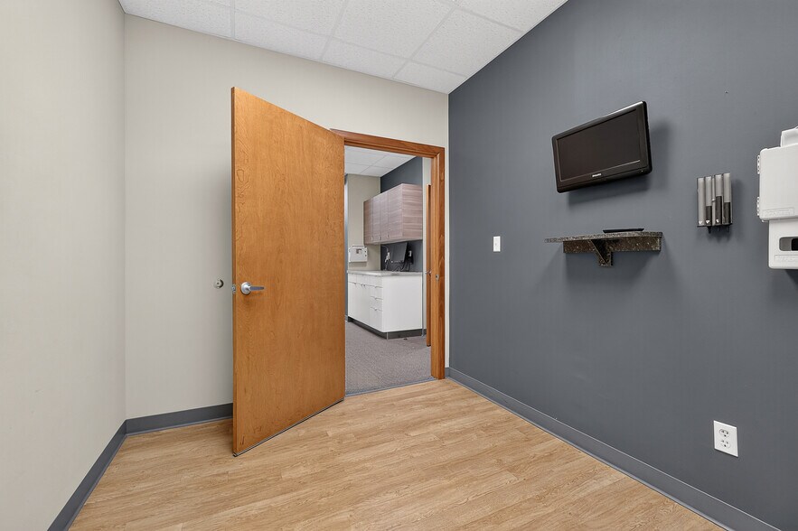 More Photos Of 8202 Clearvista Pky, Indianapolis Office For Sale