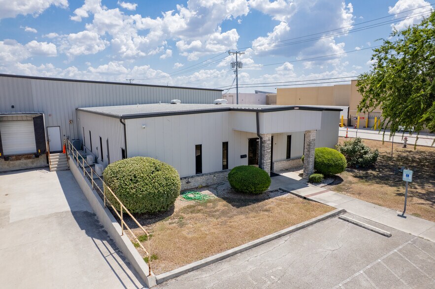 More Photos Of 3194 N Interstate 35, New Braunfels Warehouse For Lease