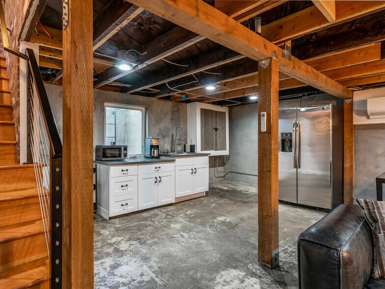 More Photos Of 2917 Washington St, Vancouver Storefront Retail Office For Sale