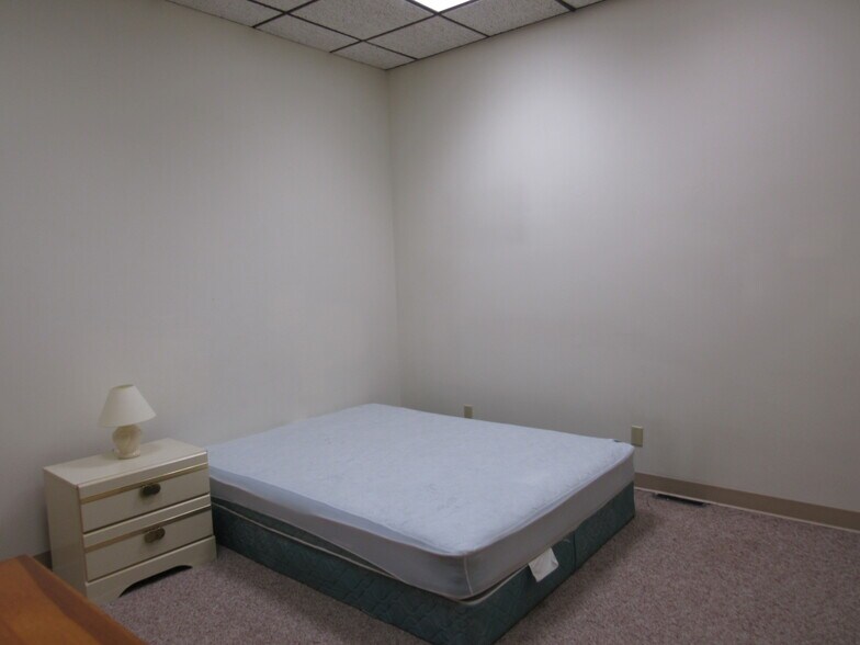 More Photos Of 301 S 7th St, Quincy Light Distribution For Sale