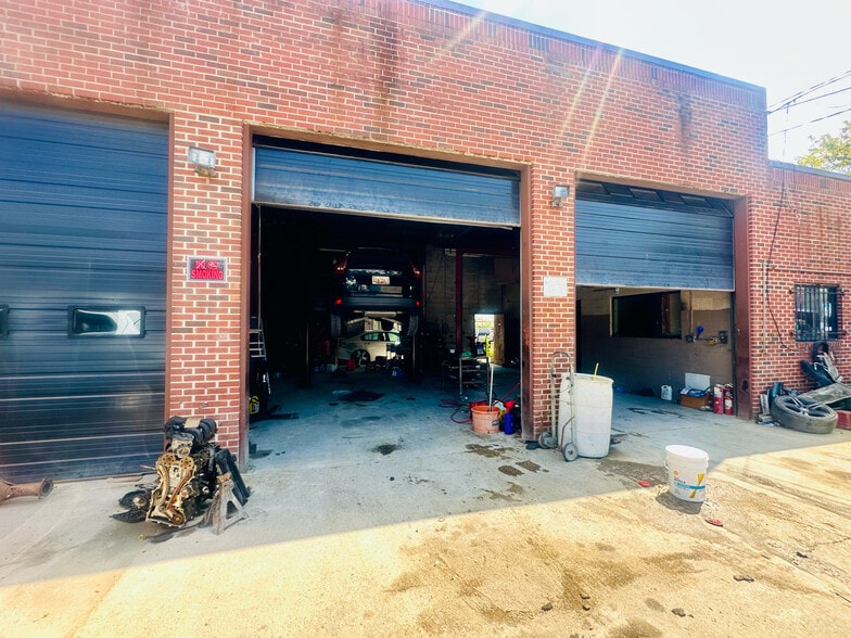 More Photos Of 2405 22nd St NE, Washington Auto Repair For Sale