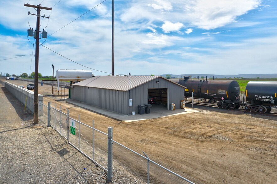 More Photos Of 3800 Branch Rd, Wapato Distribution For Sale