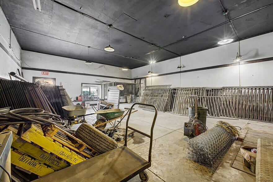 More Photos Of 6819 N 55th Dr, Glendale Warehouse For Lease