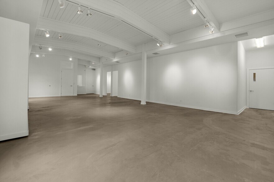 More Photos Of 809 S Holladay Dr, Seaside Showroom For Sale