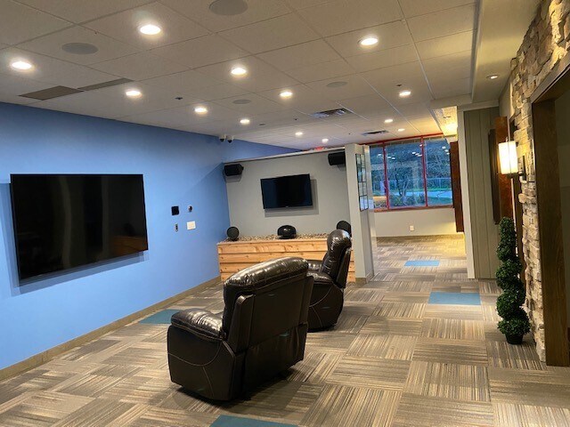 More Photos Of 10340 Viking Dr, Eden Prairie Showroom For Lease