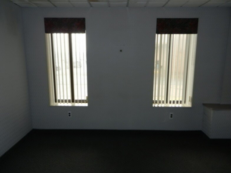 More Photos Of 31040-31046 Utica Rd, Fraser Office Residential For Lease