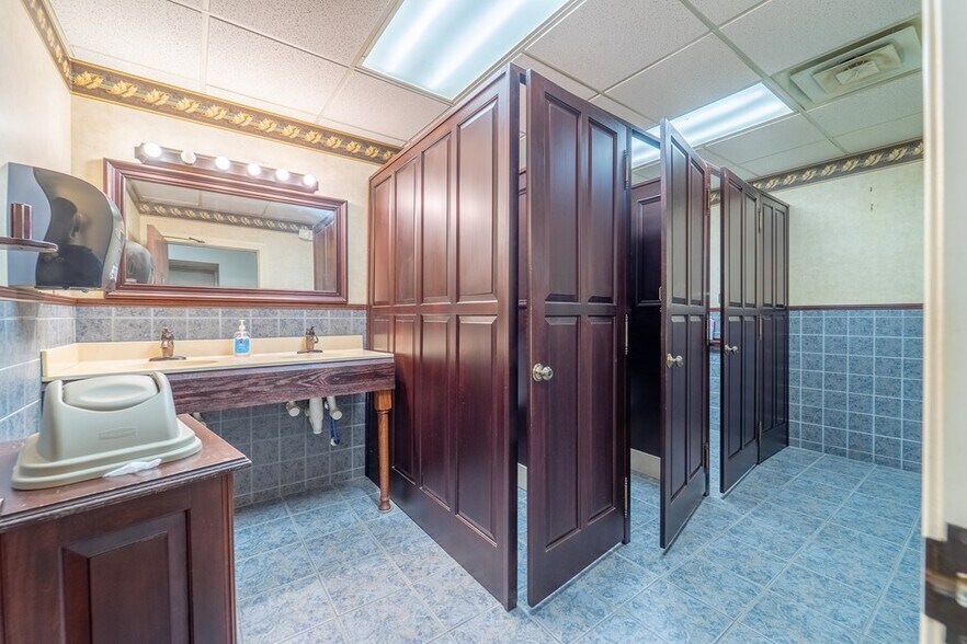 More Photos Of 9 Stewart St, Franklin Office For Sale