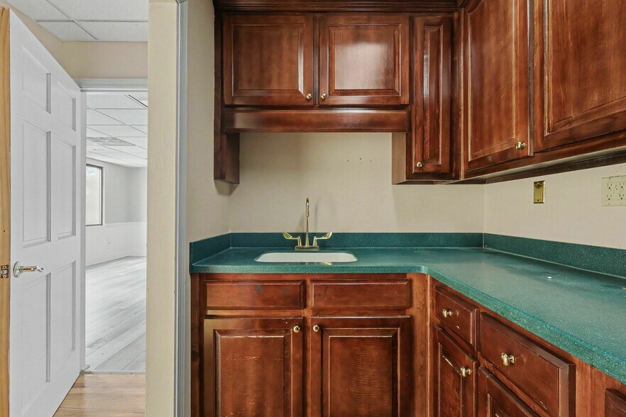 More Photos Of 1445 Cleveland Ave, East Point Showroom For Sale