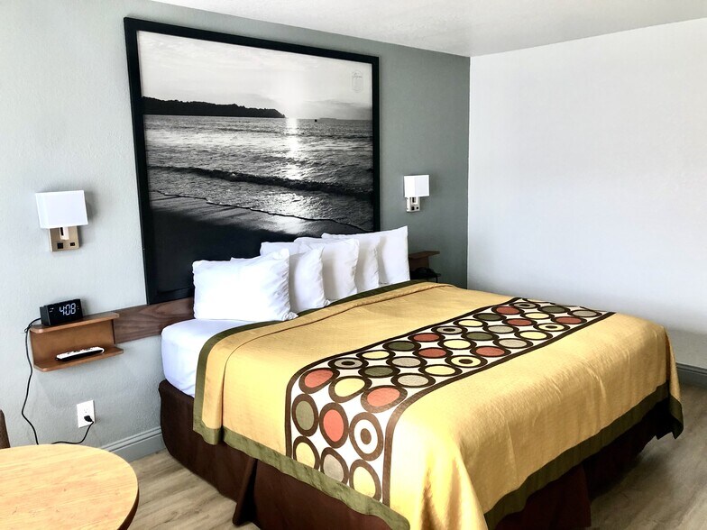 Primary Photo Of 888 S Main St, Fort Bragg Hotel For Sale