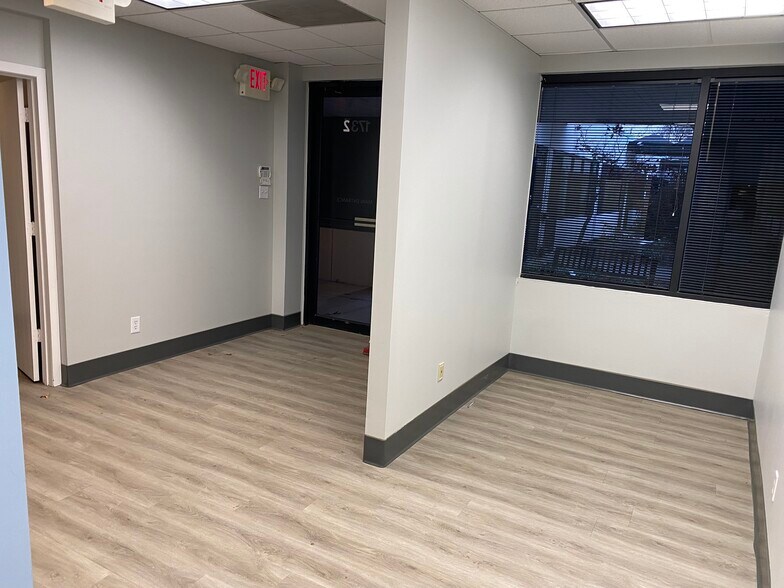 More Photos Of 1700-1748 Gilsinn Ln, Fenton Office For Lease