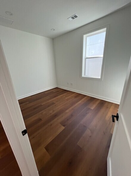 More Photos Of 1325 Main St, Katy Office For Lease