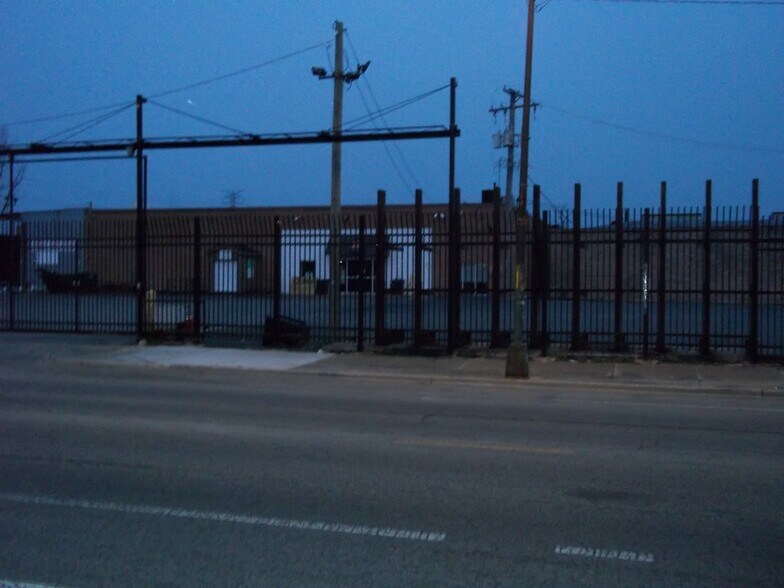 More Photos Of 430 N Damen Ave, Chicago Distribution For Lease